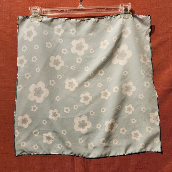 Satin Floral Men’s Pocket Square Handkerchief Green & White 19in x 19in - Picture 2 of 5